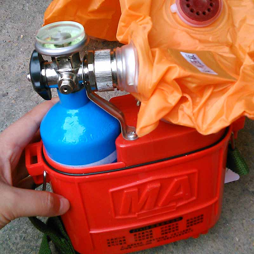 隔绝式压缩氧气自救器