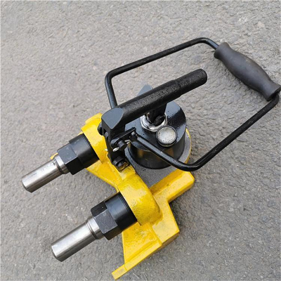 GJT-98 型液压轨距调整器